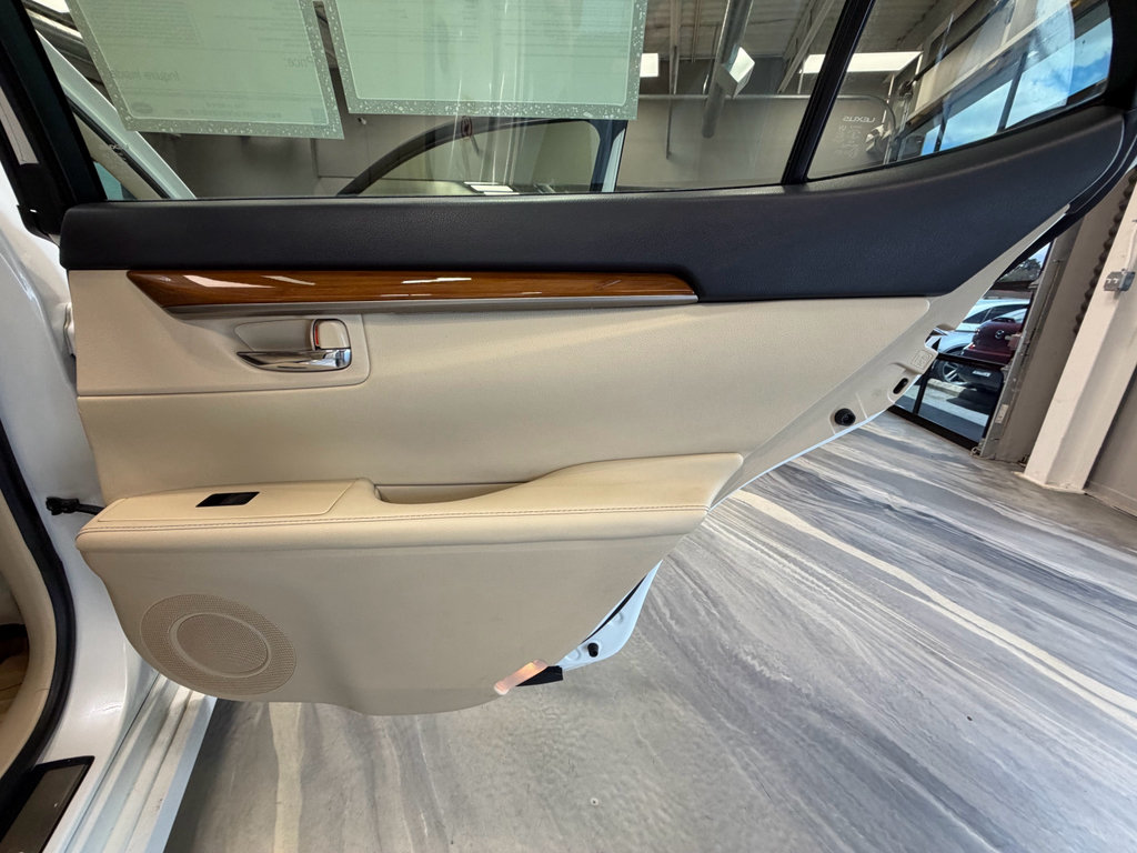 Used 2013 Lexus ES 300h w/ Luxury Pkg FWD image 45
