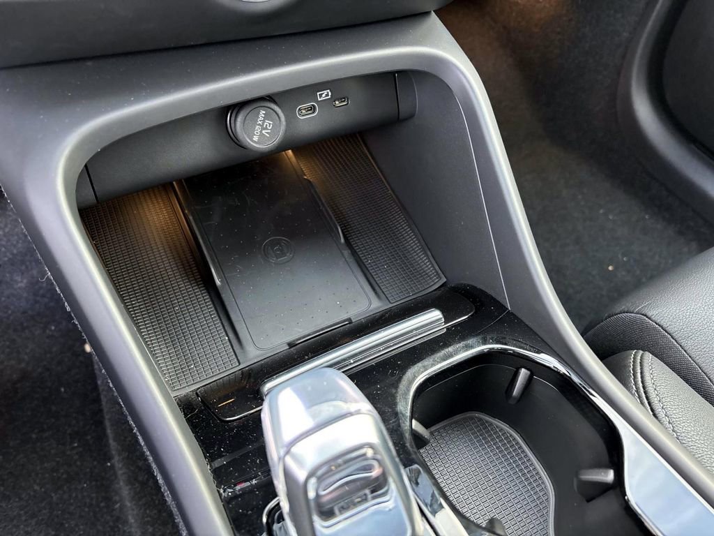 Certified 2025 Volvo XC40 B5 Plus w/ Protection Package Premier image 23