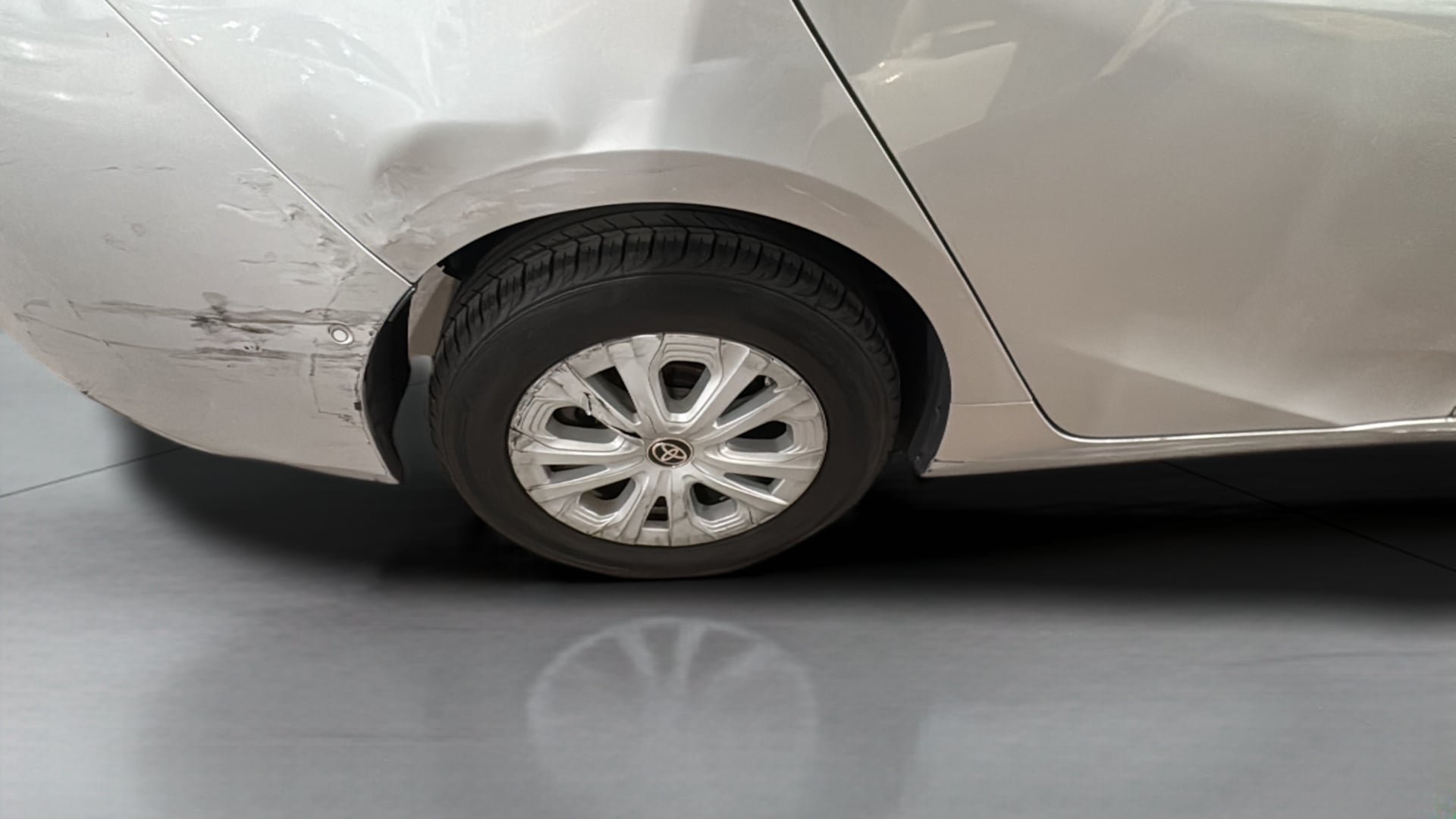 Used 2019 Toyota Prius LE w/ Preferred Accessory Package FWD image 35