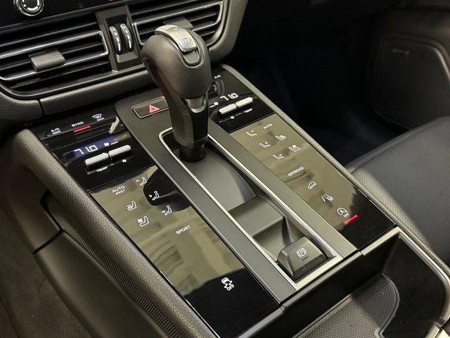 Certified 2025 Porsche Macan AWD/4WD image 20