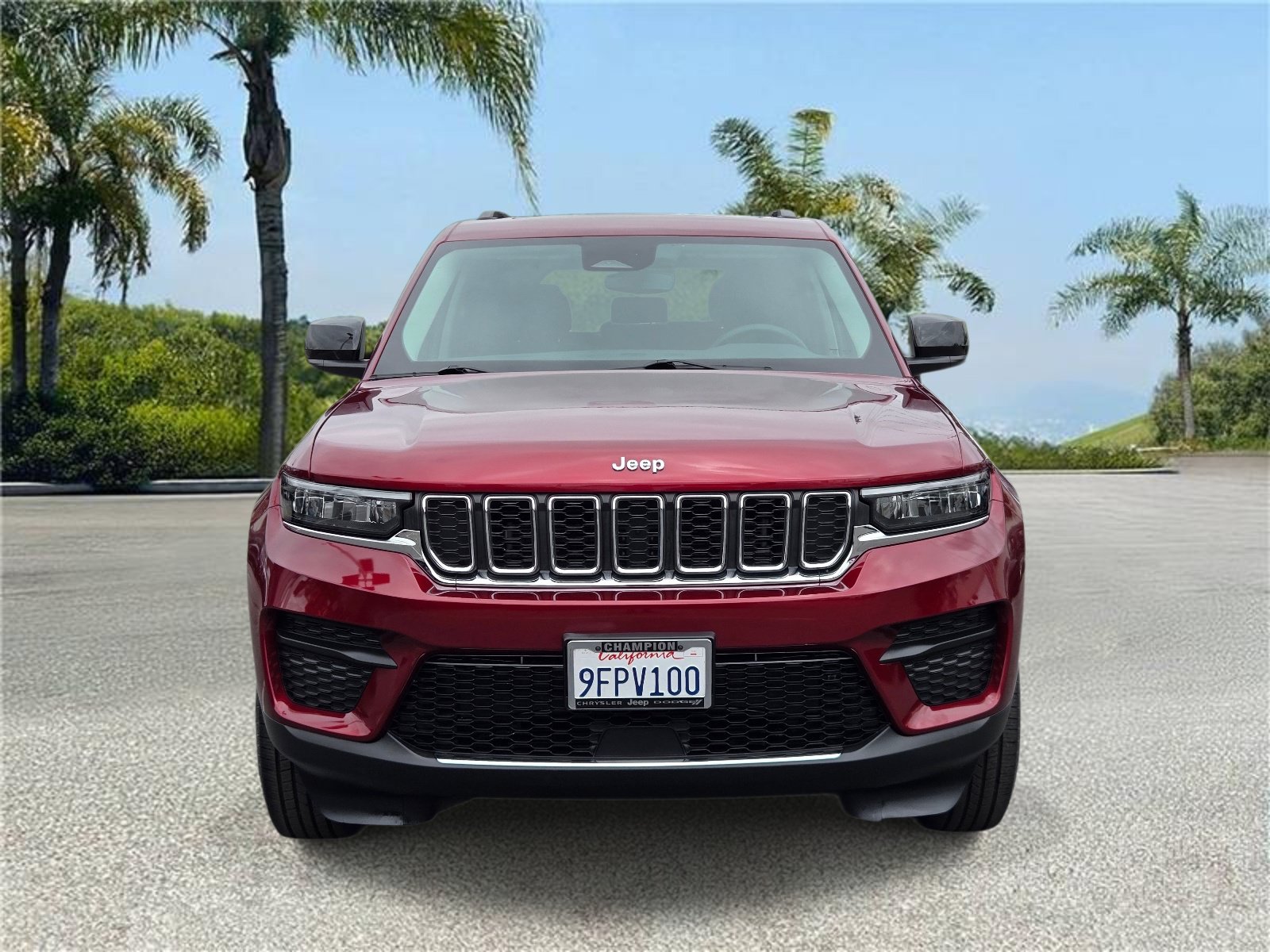 Used 2023 Jeep Grand Cherokee Laredo RWD image 3