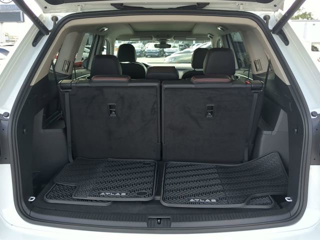 Used 2025 Volkswagen Atlas Peak Edition SE AWD/4WD image 9