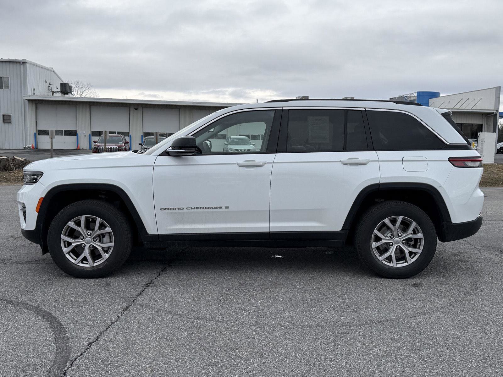 Used 2022 Jeep Grand Cherokee Limited image 8