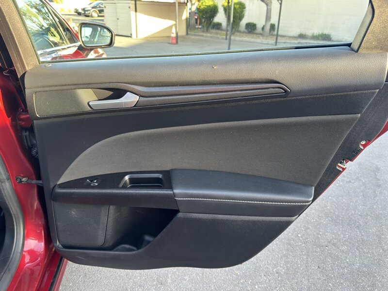 Used 2018 Ford Fusion SE w/ Equipment Group 201A FWD image 38
