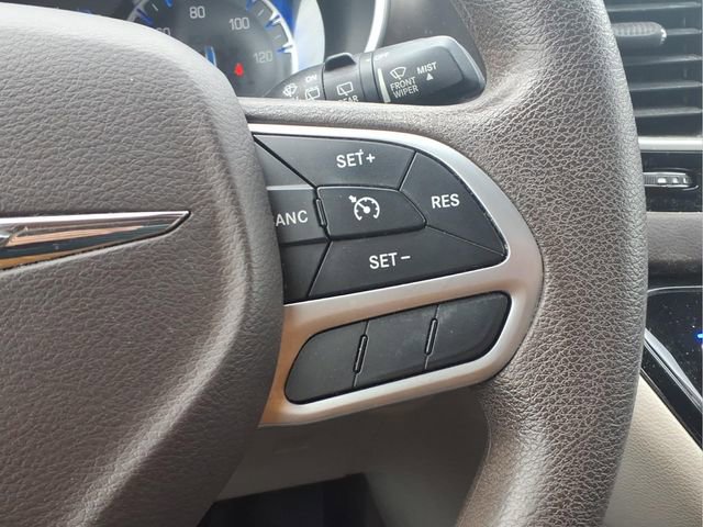 Used 2017 Chrysler Pacifica Touring w/ Tire & Wheel Group FWD image 16