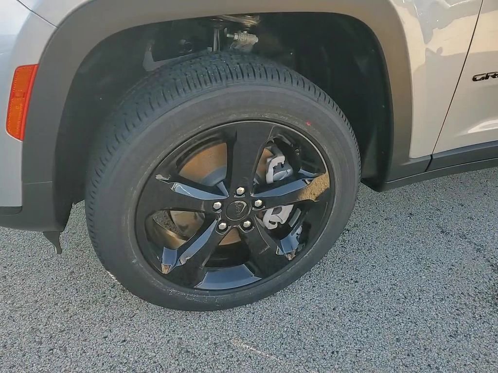 New 2025 Jeep Grand Cherokee L Altitude image 7