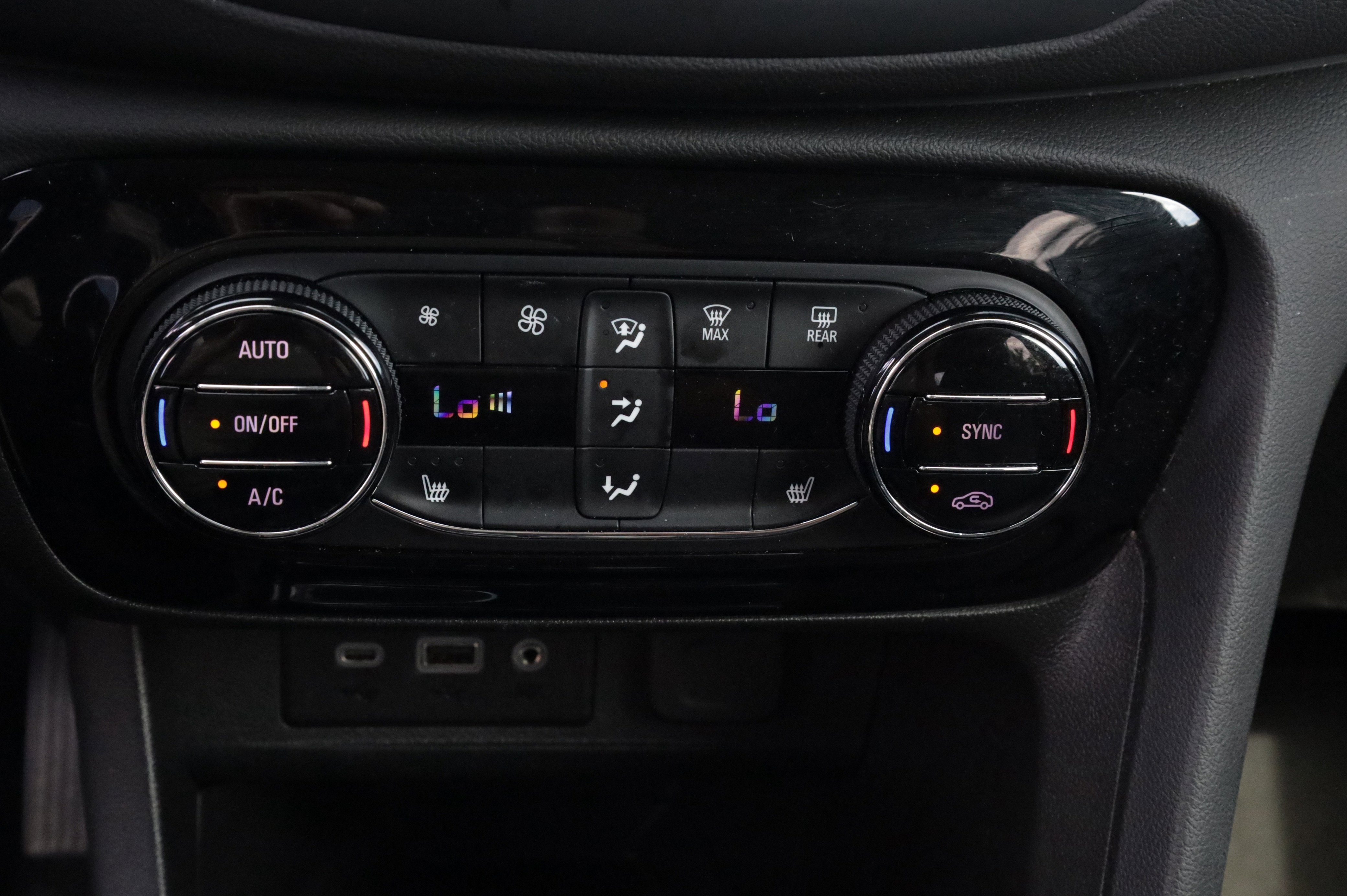 Used 2023 Buick Envision Essence image 7