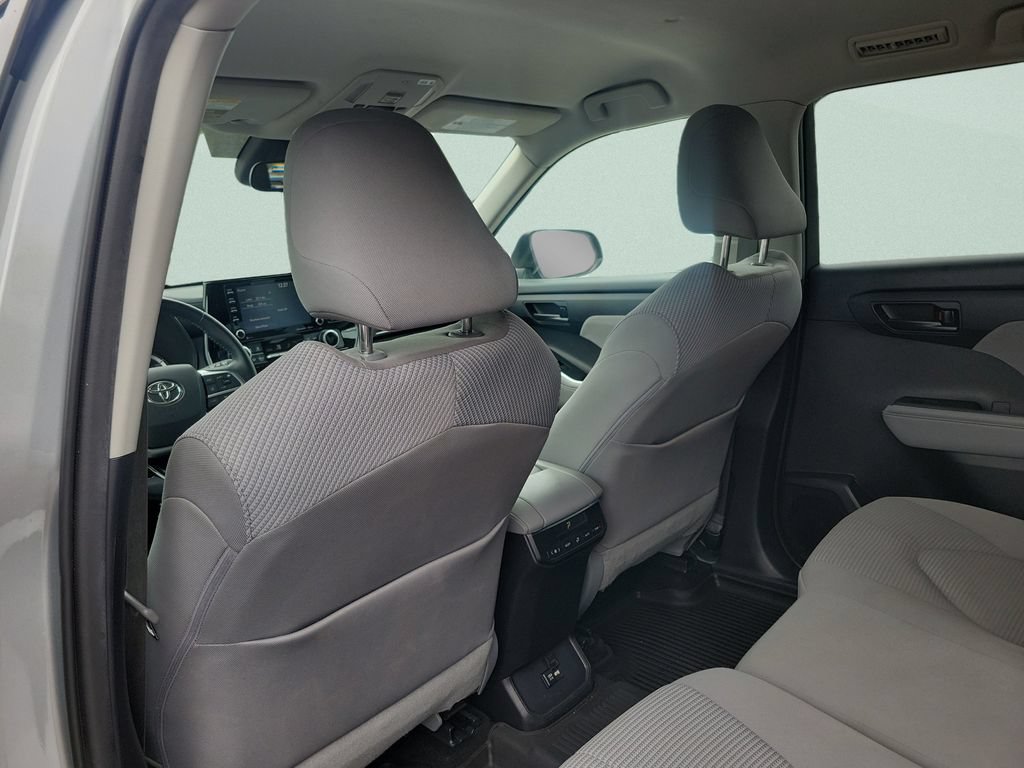 Used 2020 Toyota Highlander LE AWD/4WD image 11