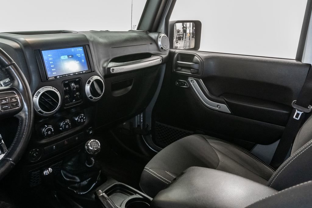 Used 2018 Jeep Wrangler Unlimited Sahara w/ Connectivity Group image 12