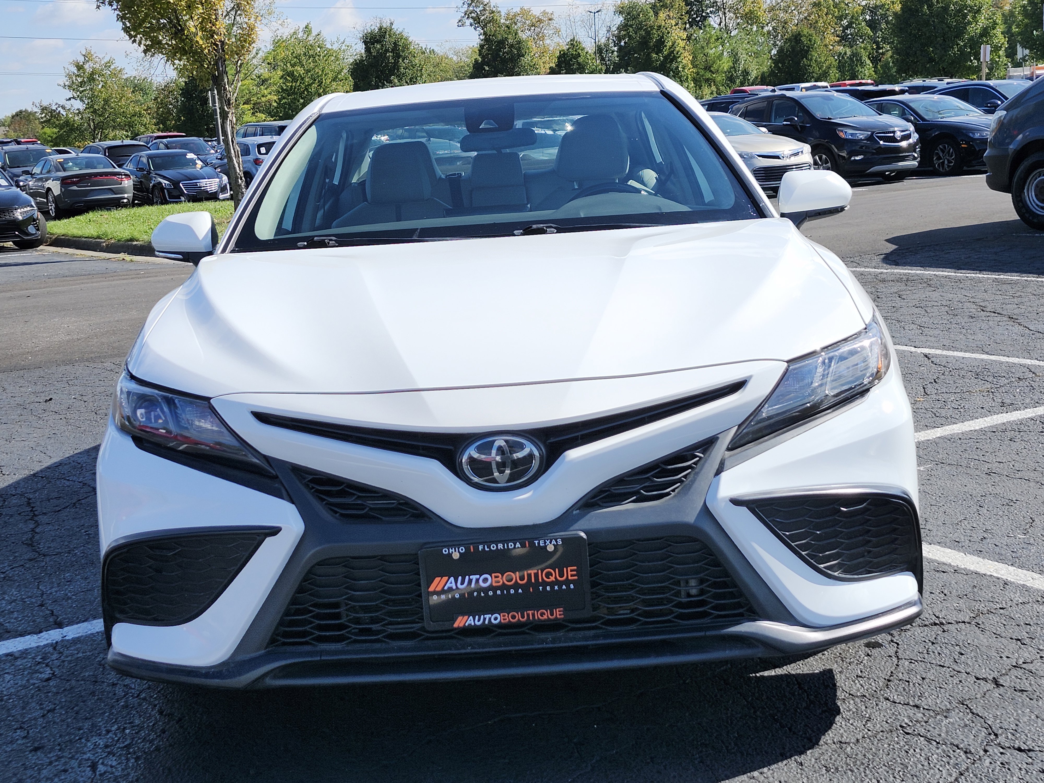 Used 2023 Toyota Camry SE image 3
