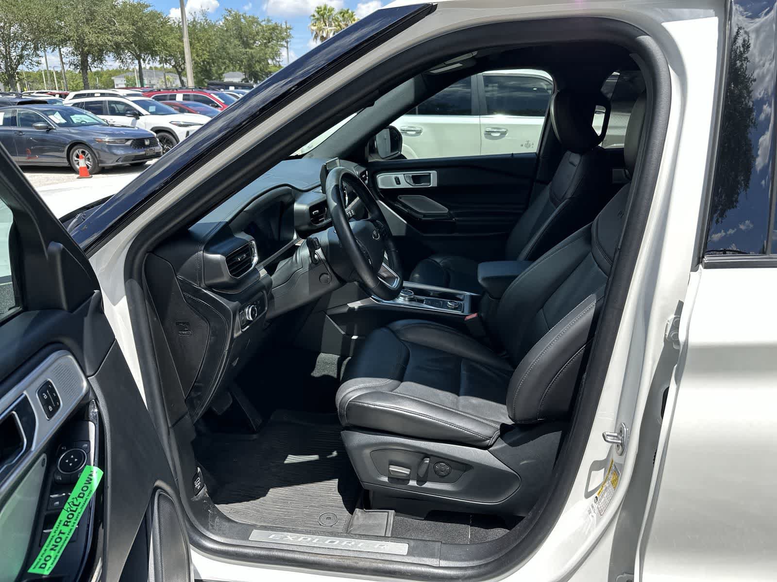 Used 2022 Ford Explorer Platinum w/ Equipment Group 601A AWD/4WD image 2