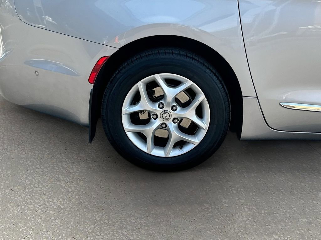 Used 2017 Chrysler Pacifica Touring-L Plus w/ Advanced Safetytec Group FWD image 32
