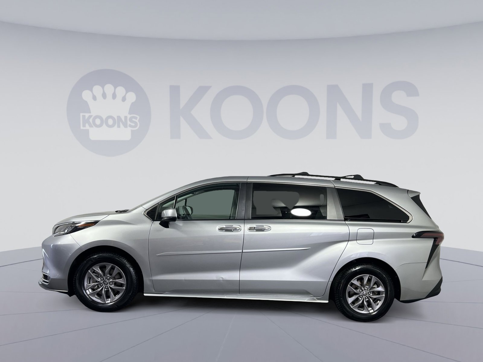 Used 2024 Toyota Sienna XLE image 2