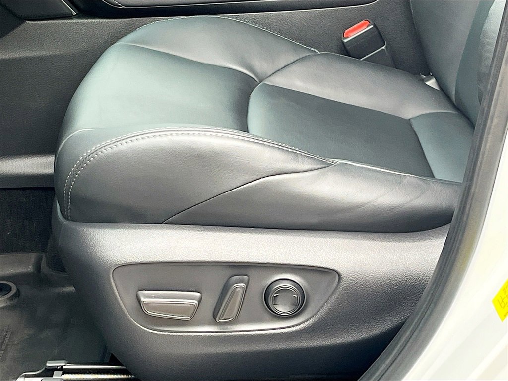 Used 2024 Toyota Venza XLE image 18