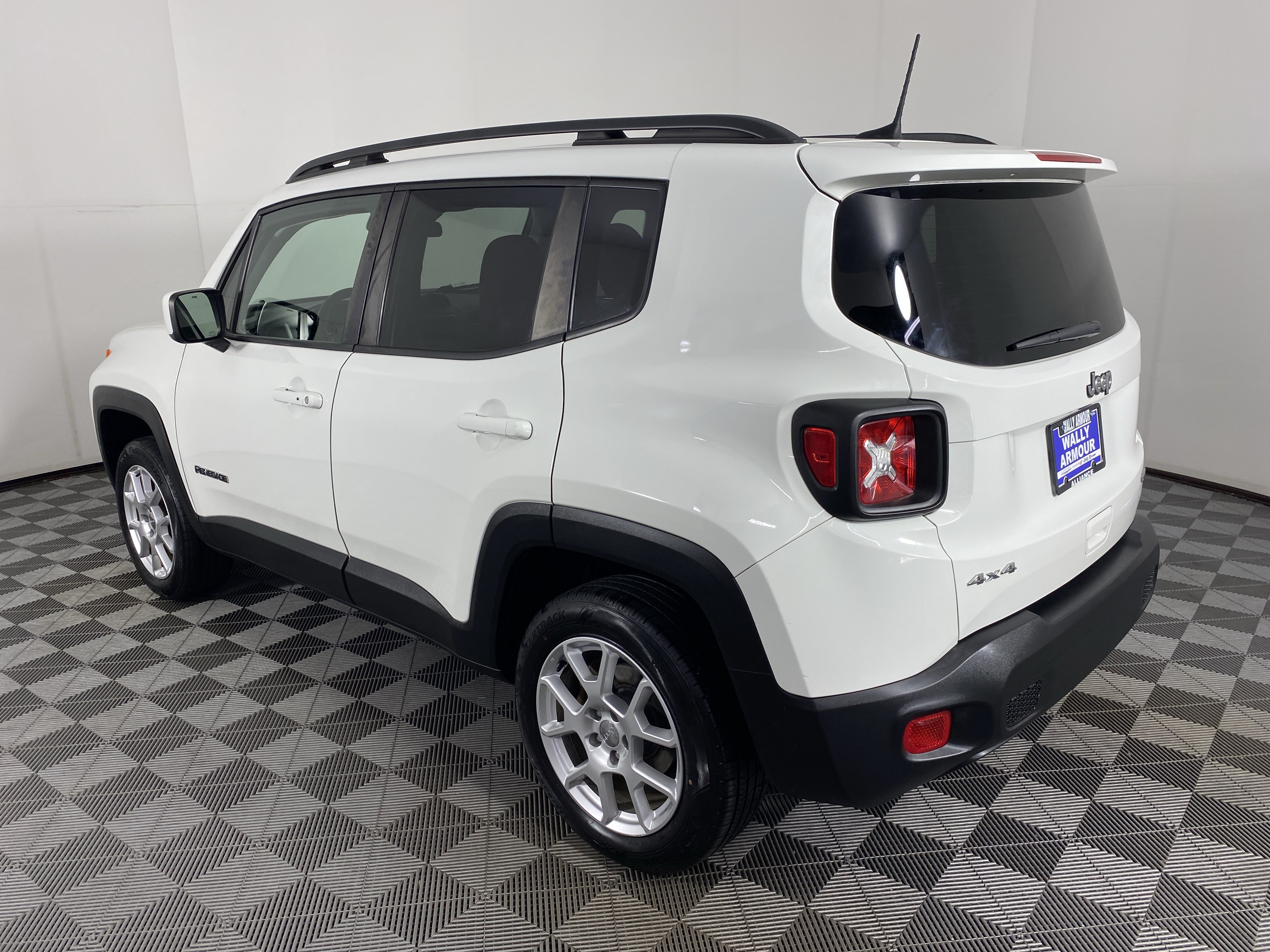 Used 2020 Jeep Renegade Latitude w/ Cold Weather Group AWD/4WD image 9