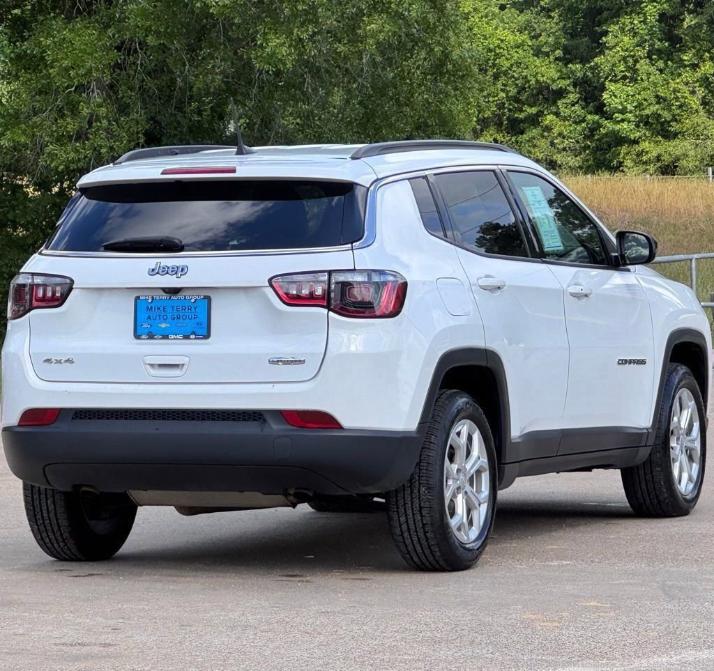 Used 2024 Jeep Compass Latitude image 12