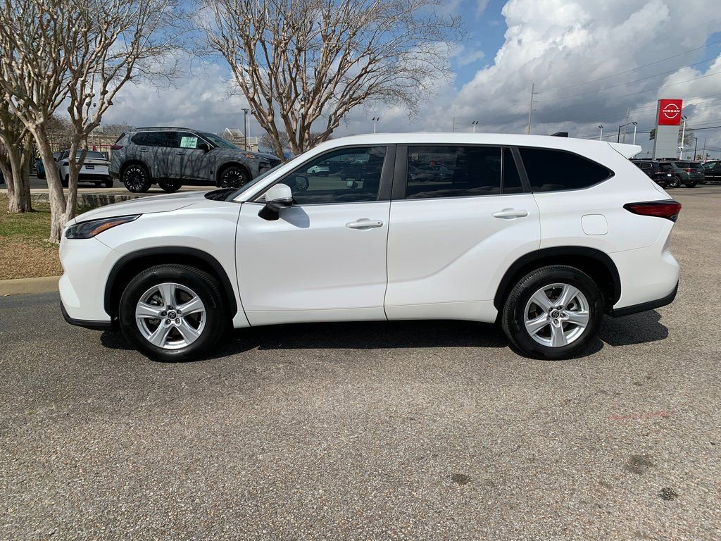 Used 2023 Toyota Highlander L image 5