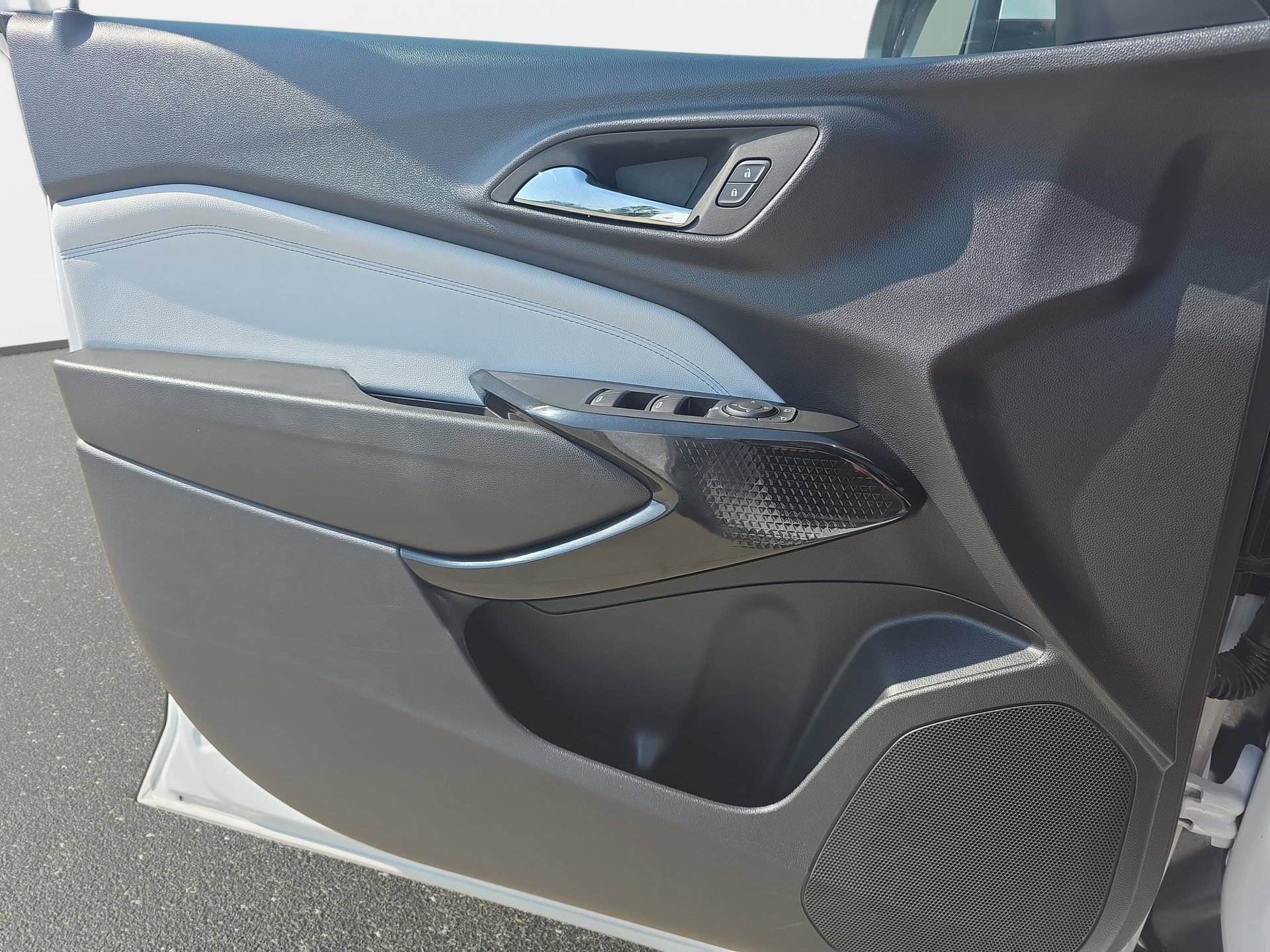 Used 2025 Chevrolet Trax LT FWD image 25