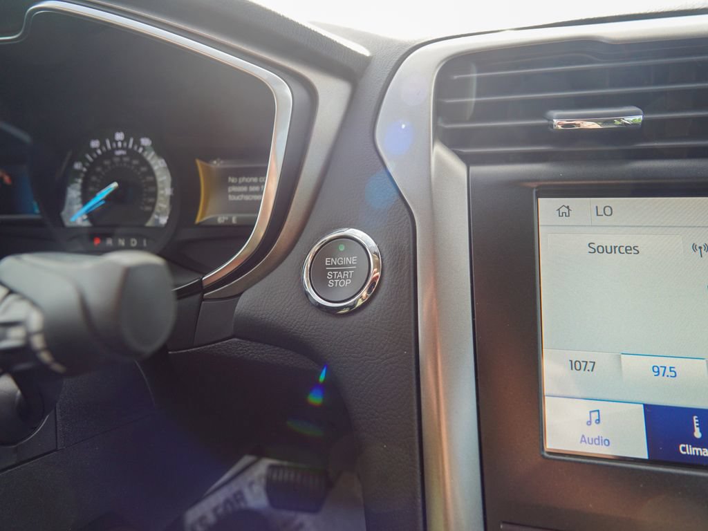 Used 2020 Ford Fusion SE FWD image 19