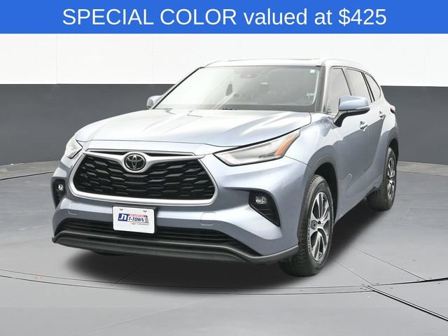 Used 2021 Toyota Highlander XLE FWD image 2