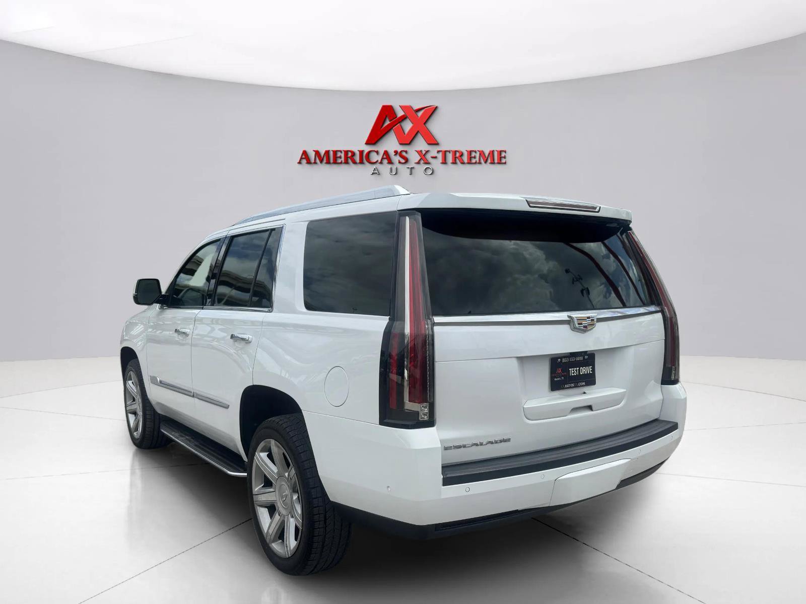 Used 2020 Cadillac Escalade Premium Luxury AWD/4WD image 4