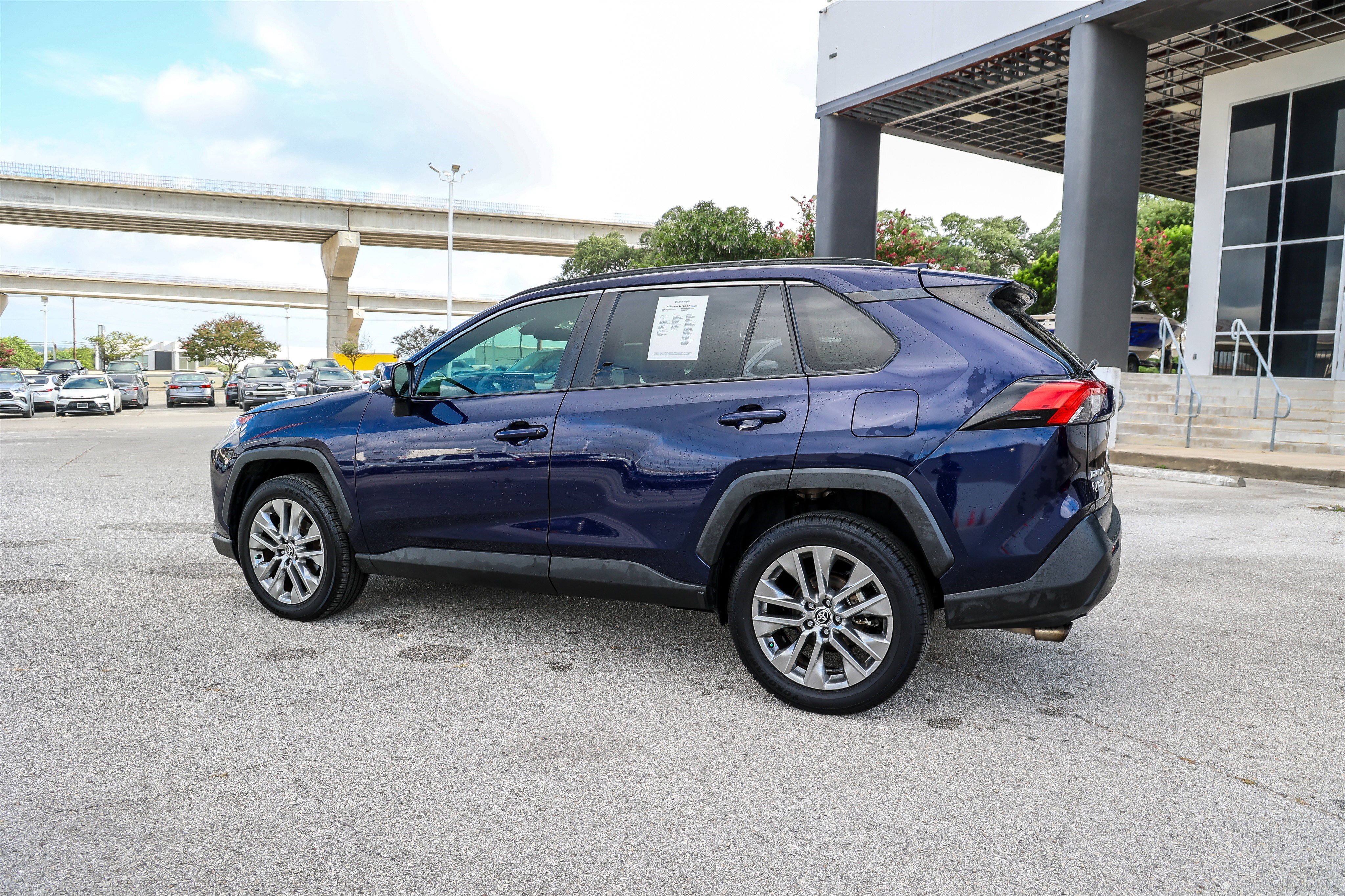 Used 2020 Toyota RAV4 XLE Premium FWD image 10