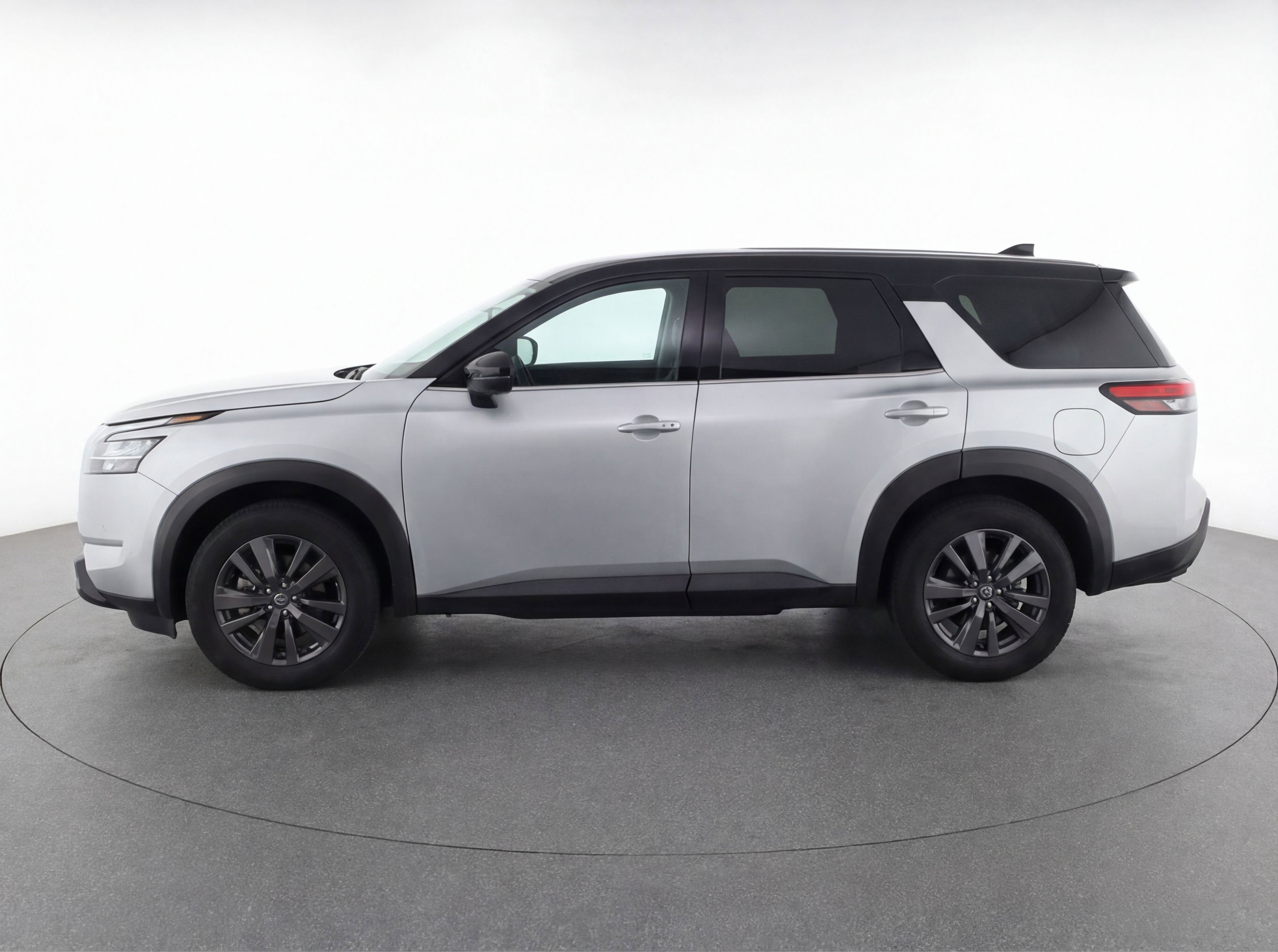 Used 2024 Nissan Pathfinder S FWD image 5