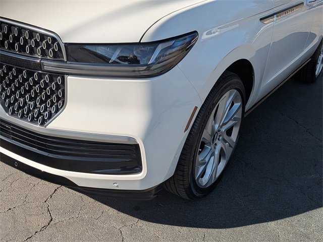 Used 2025 Lincoln Navigator Reserve image 11