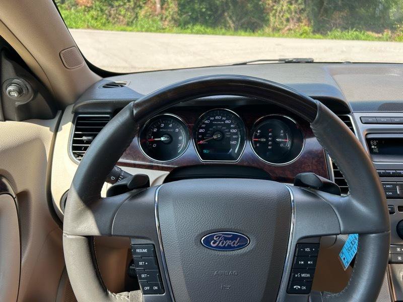 Used 2010 Ford Taurus Limited FWD image 18