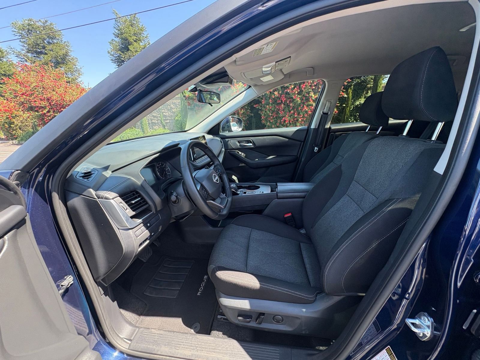 Used 2025 Nissan Rogue SV image 29