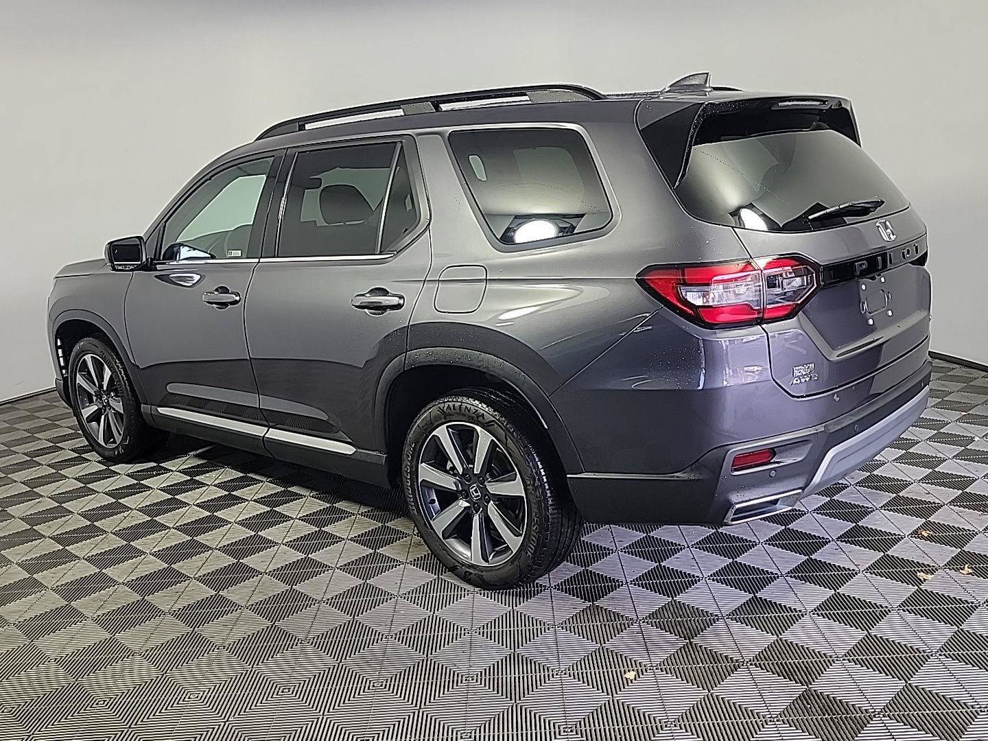 Certified 2025 Honda Pilot Touring image 10