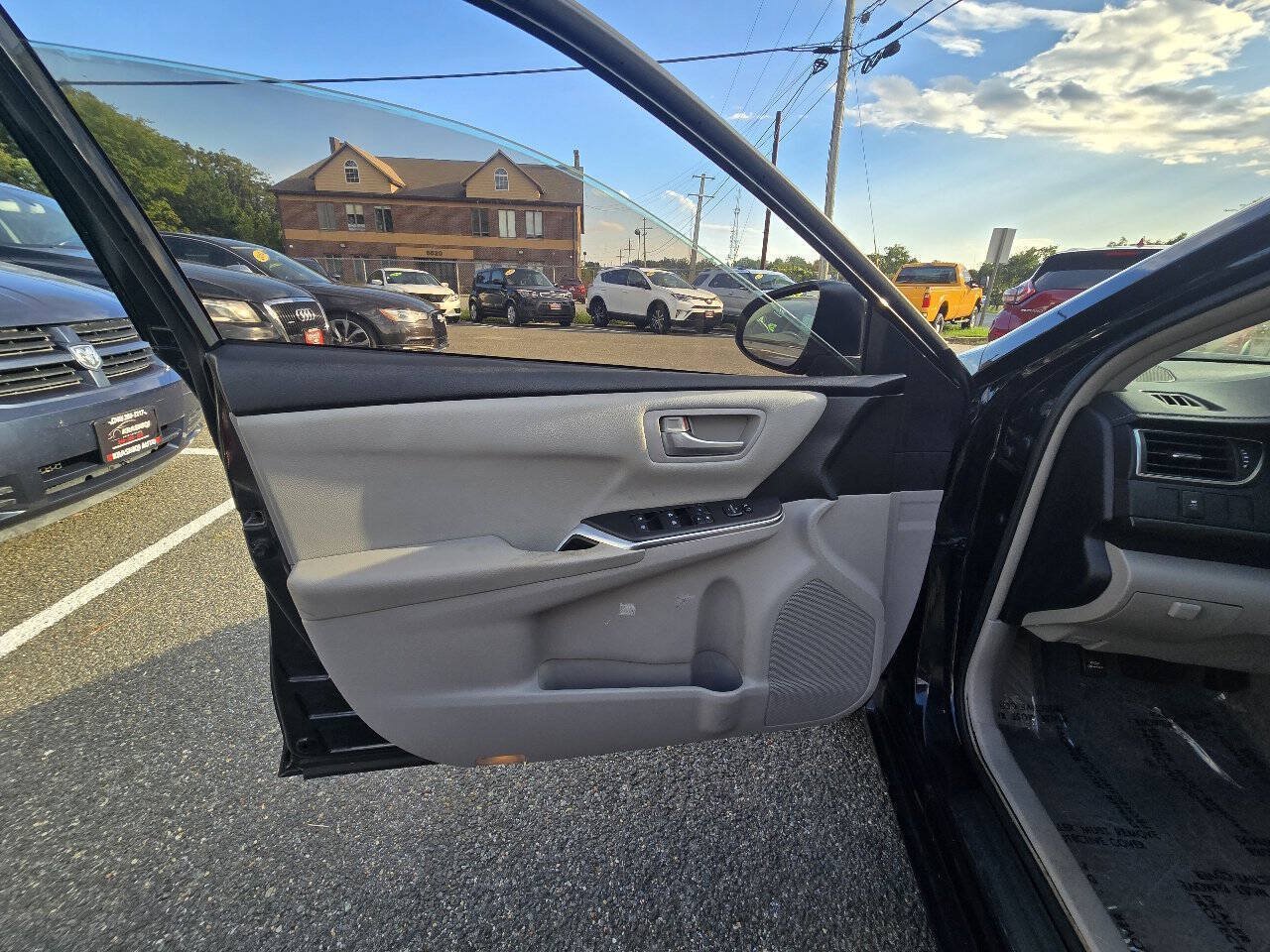 Used 2017 Toyota Camry LE FWD image 16