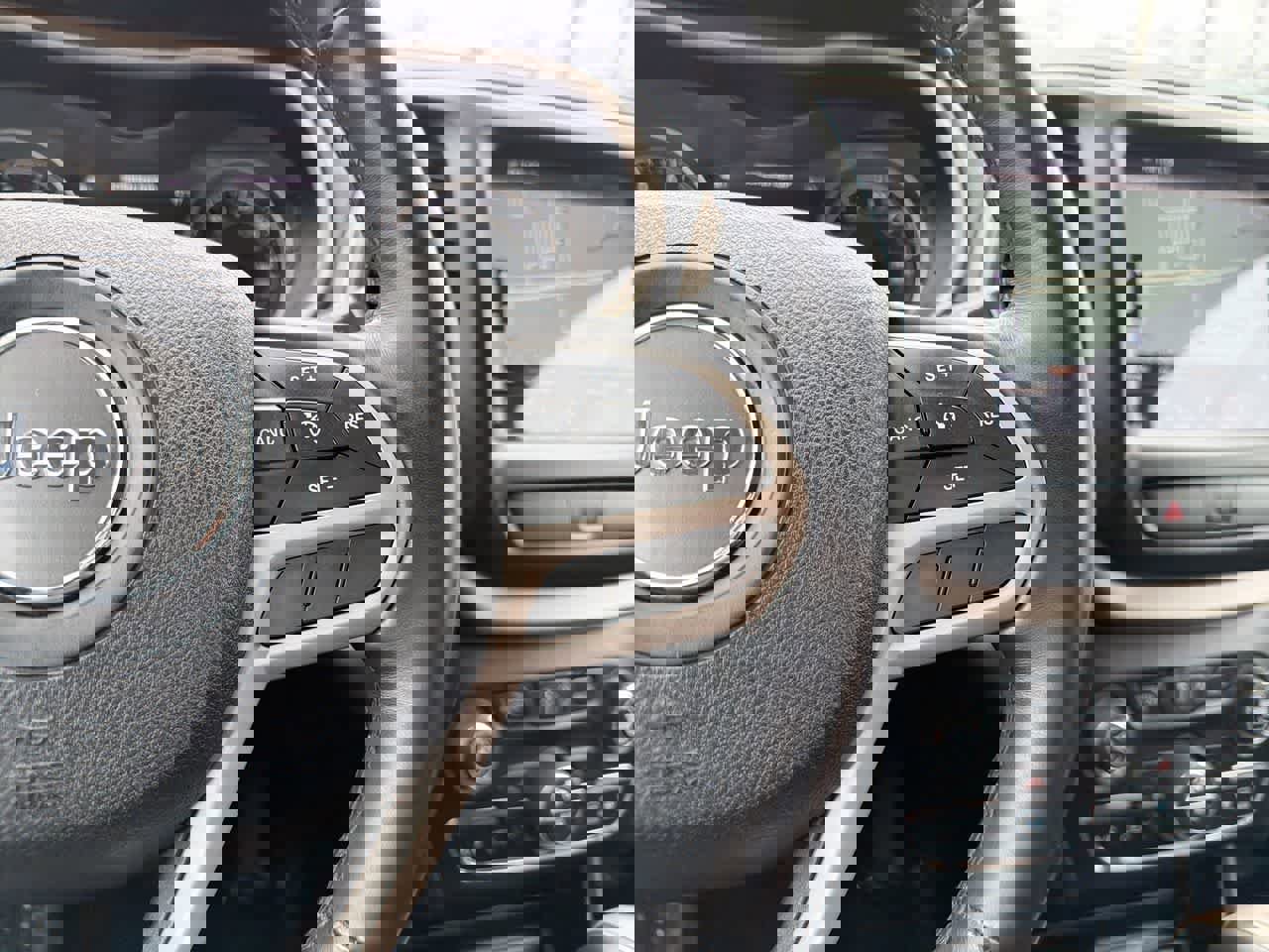 Used 2017 Jeep Cherokee Limited image 29