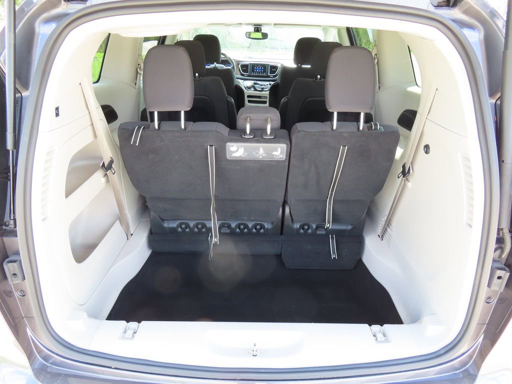 Used 2019 Chrysler Pacifica Touring Plus w/ Tire & Wheel Group FWD image 15