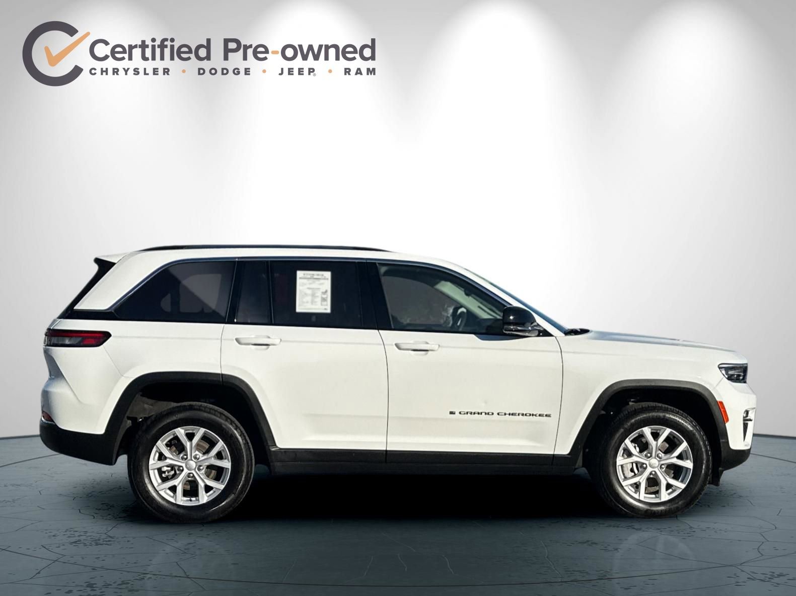 Used 2023 Jeep Grand Cherokee Limited image 3