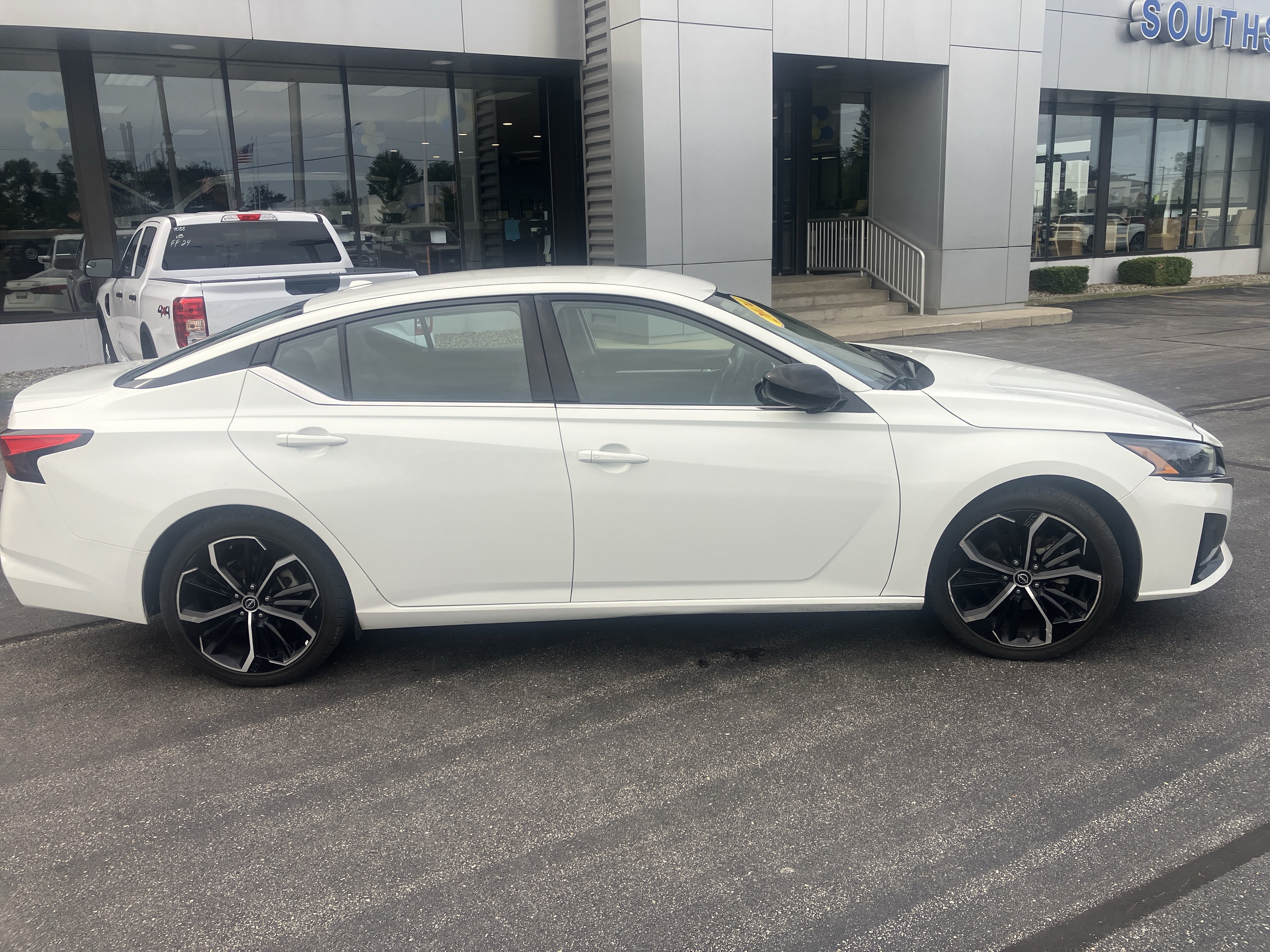 Used 2024 Nissan Altima 2.5 SR FWD image 8