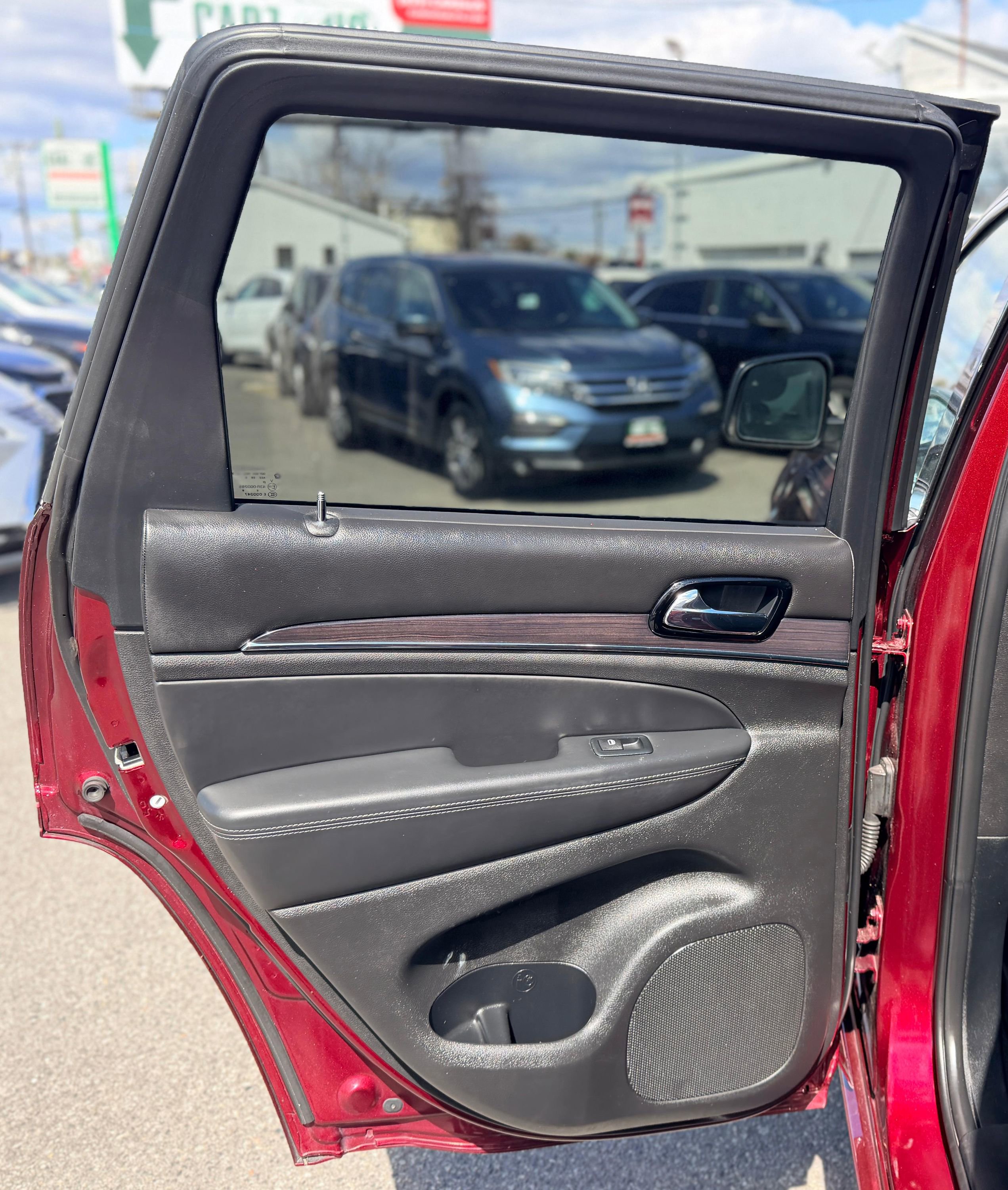 Used 2020 Jeep Grand Cherokee Overland AWD/4WD image 23
