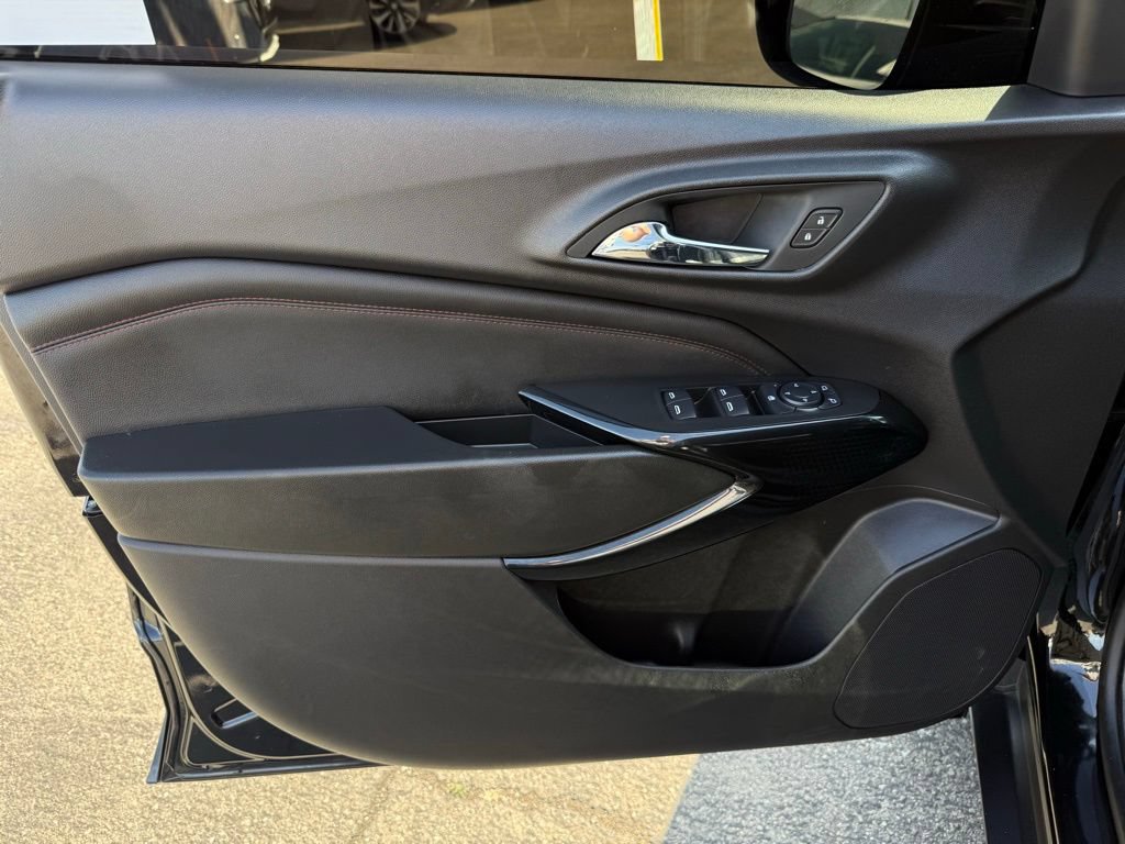 Used 2025 Chevrolet Trax RS w/ Driver Confidence Package FWD image 19