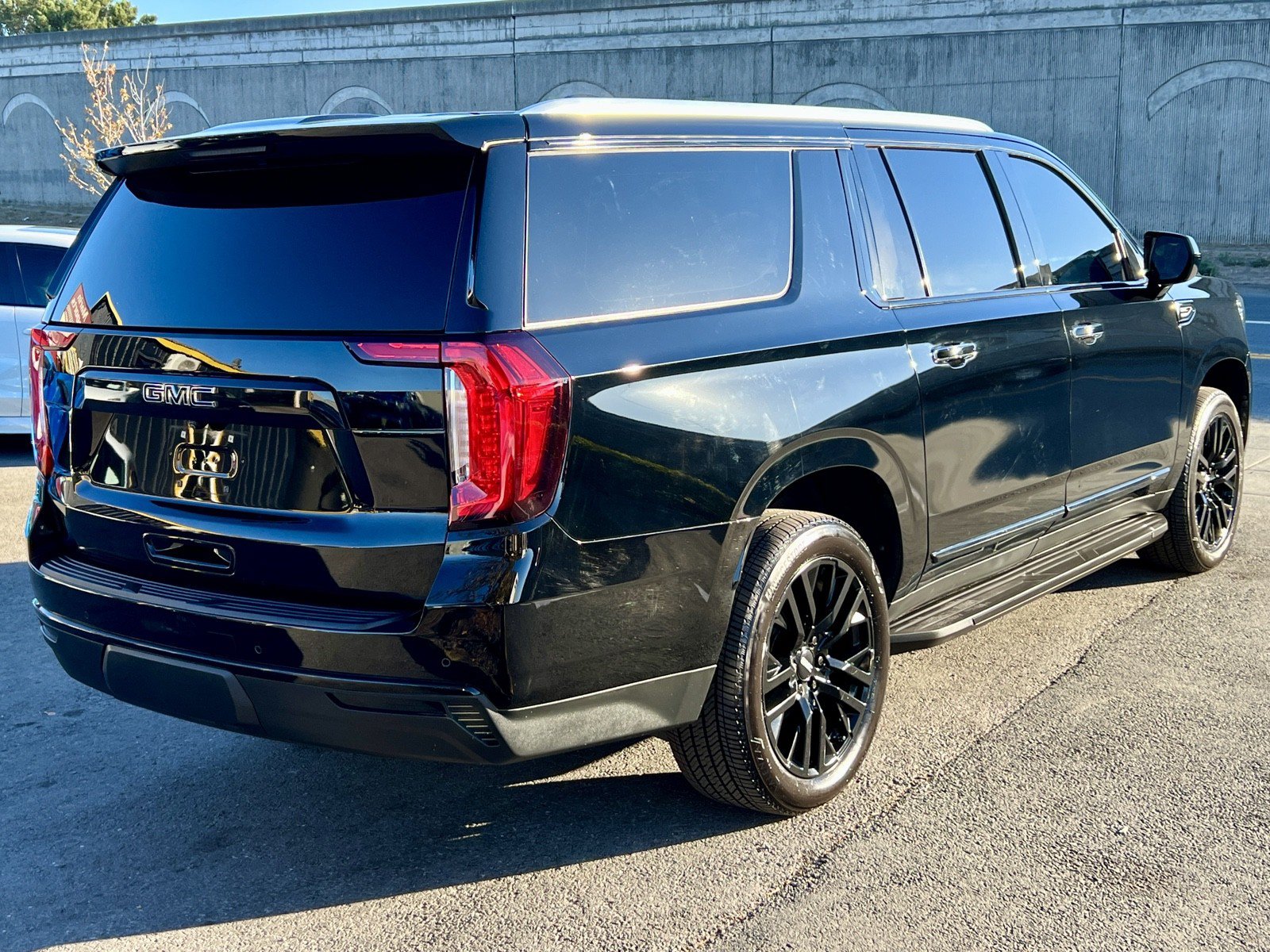 Used 2023 GMC Yukon XL SLT AWD/4WD image 6