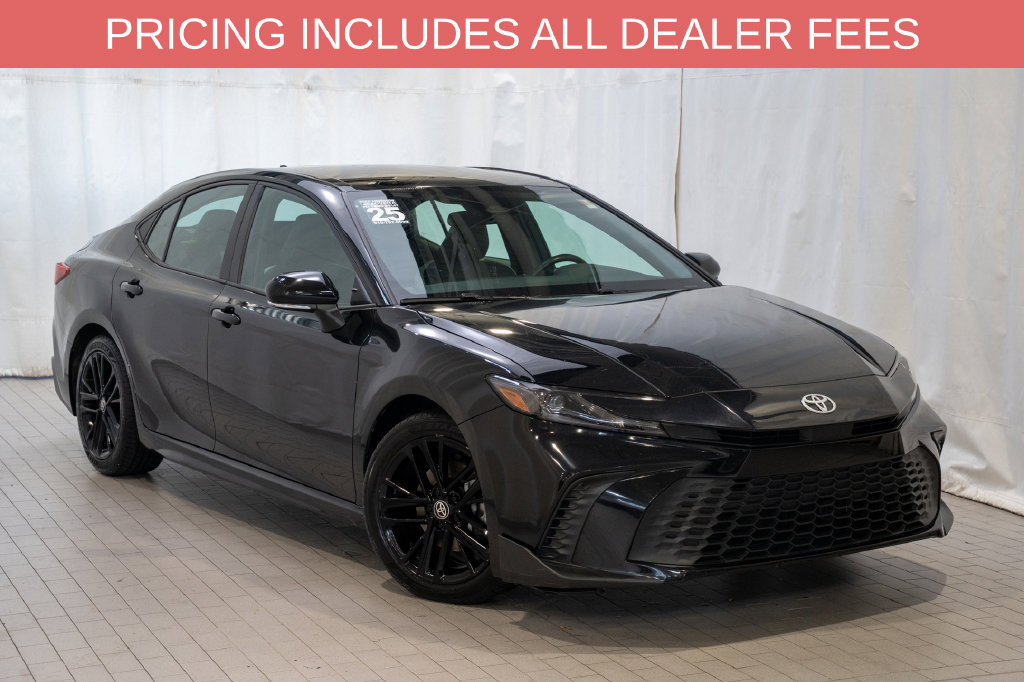 Used 2025 Toyota Camry SE FWD image 1