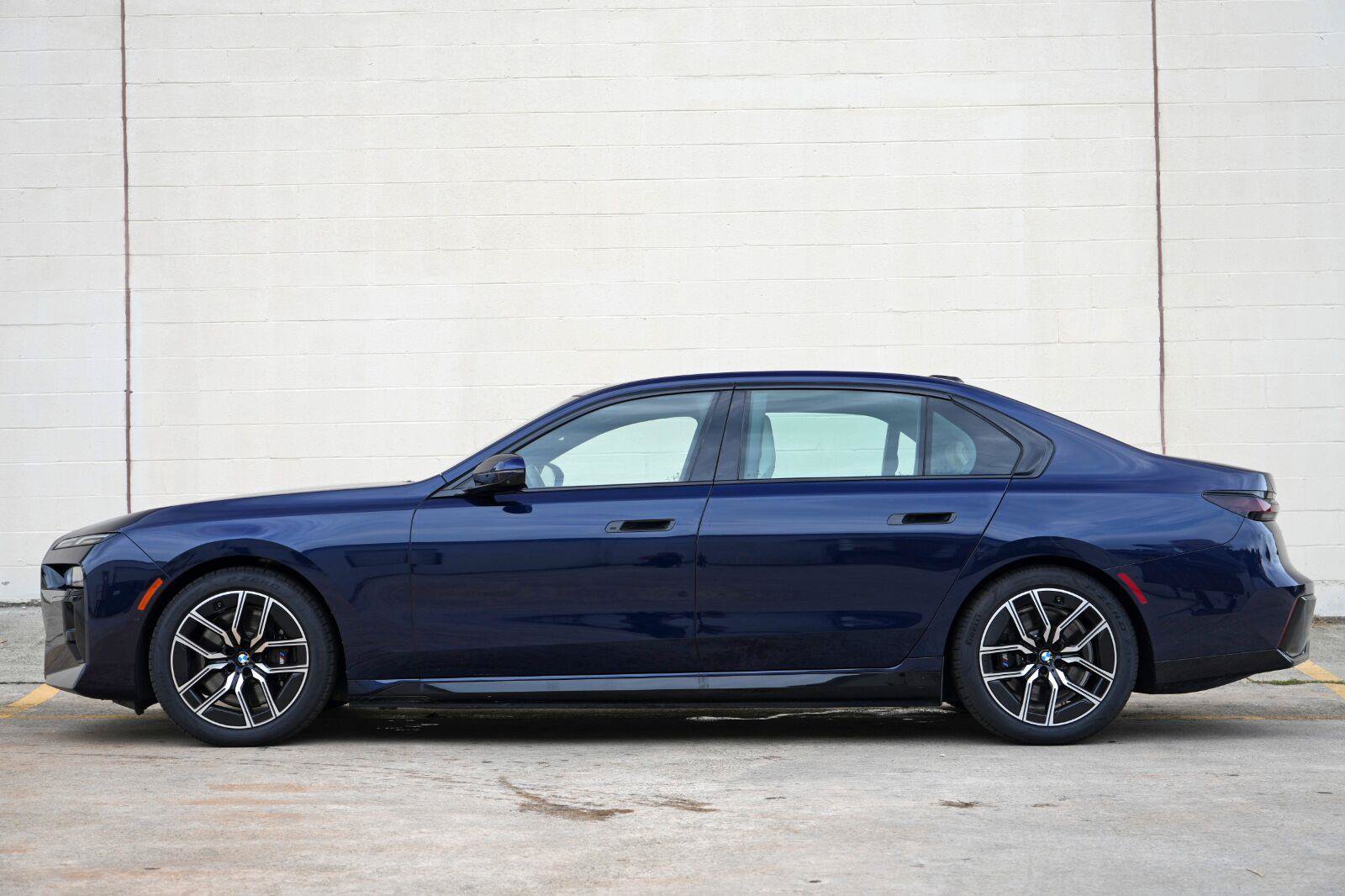 Used 2023 BMW i7 xDrive60 AWD/4WD image 8