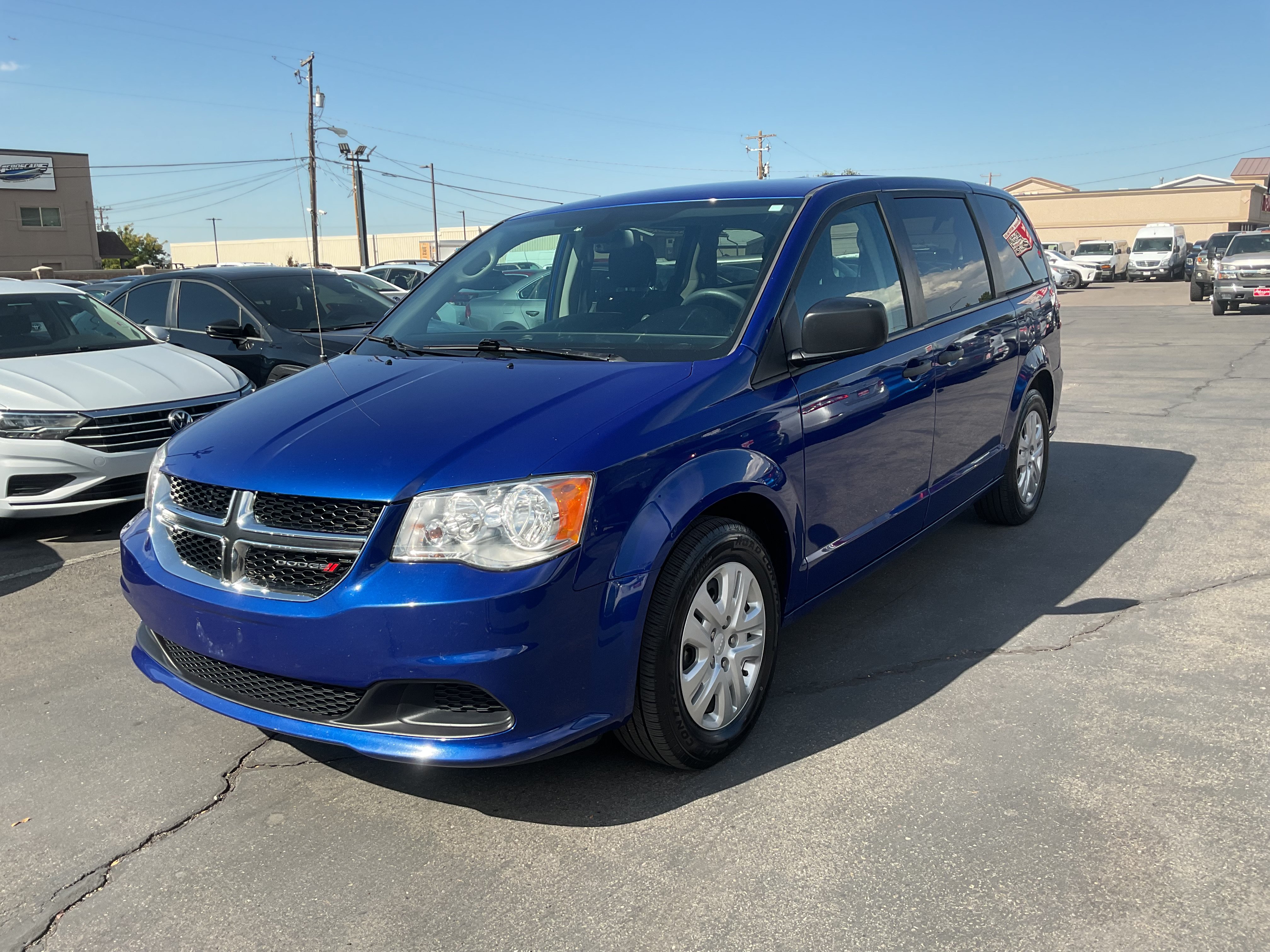 Used 2020 Dodge Grand Caravan SE w/ UConnect Hands-Free Group FWD image 2