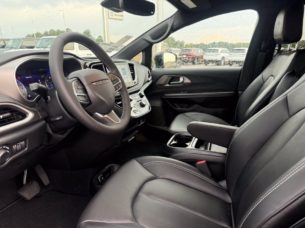 New 2027 Chrysler Pacifica Select FWD image 4