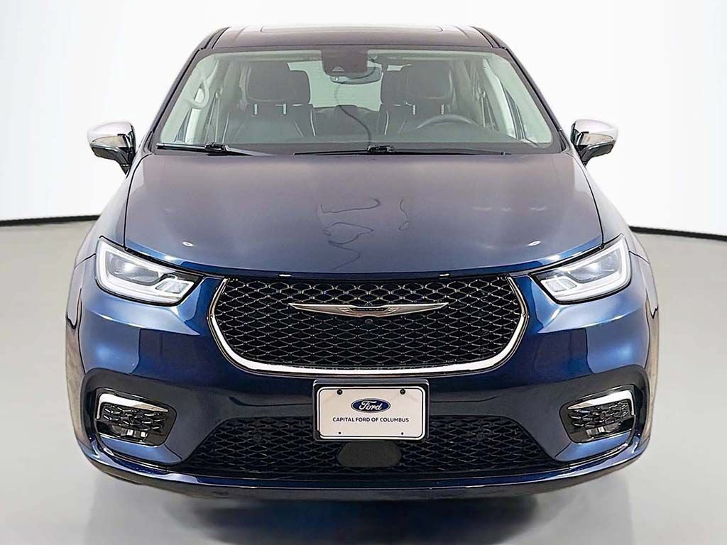 Used 2023 Chrysler Pacifica Limited w/ Uconnect Theater Family Group FWD image 17