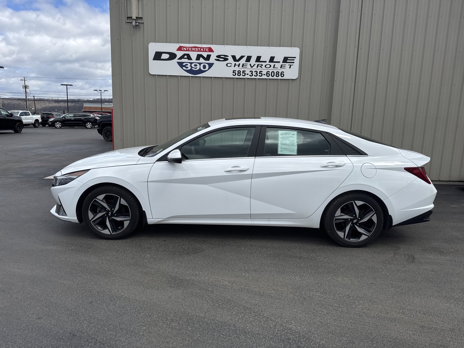 Used 2023 Hyundai Elantra Limited w/ Preferred Accessory Package FWD image 5