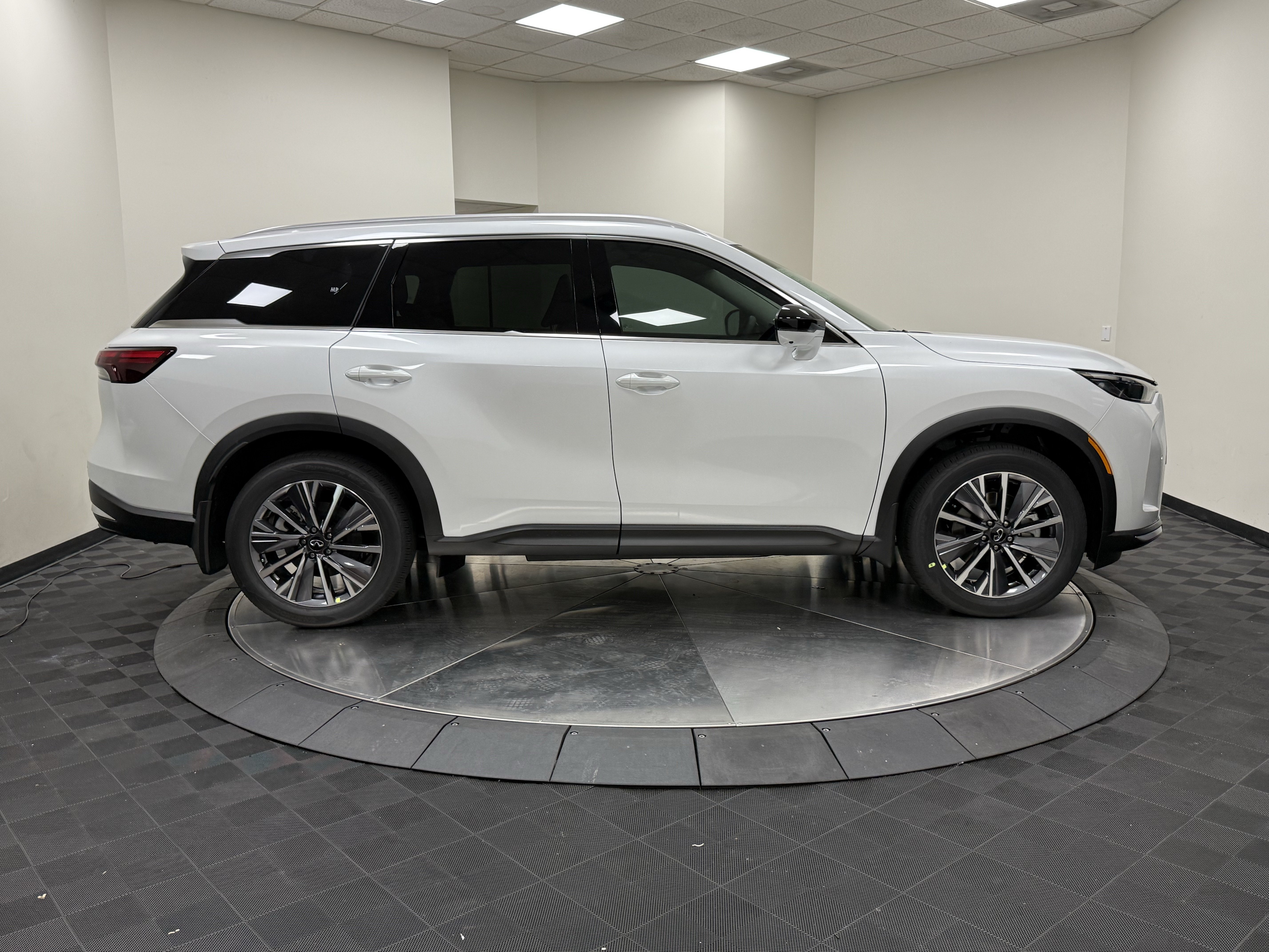 Certified 2027 INFINITI QX60 Luxe w/ Cargo Package FWD image 8