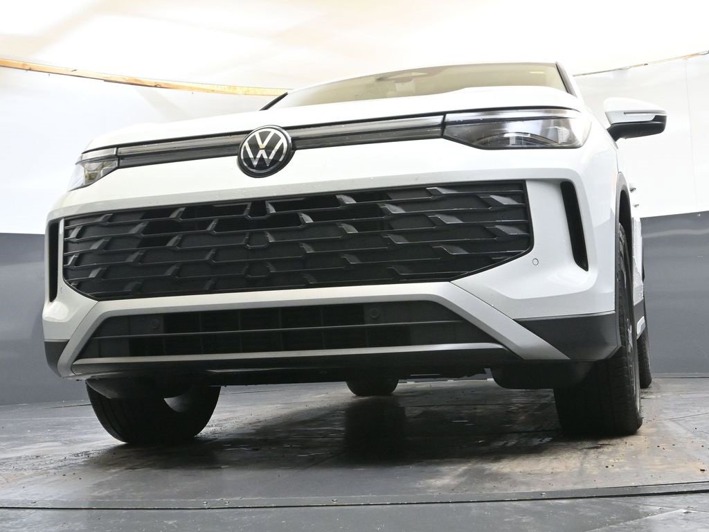 Used 2025 Volkswagen Tiguan SE w/ Panoramic Sunroof Package image 37