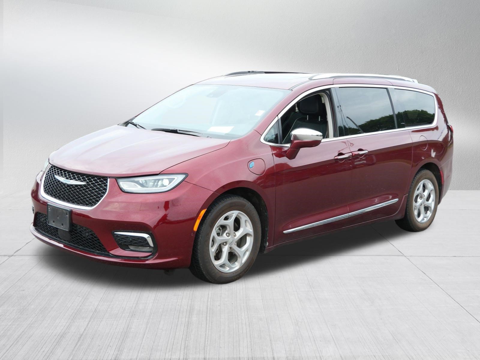 Used 2021 Chrysler Pacifica Limited w/ Uconnect Theater Family Group FWD image 3