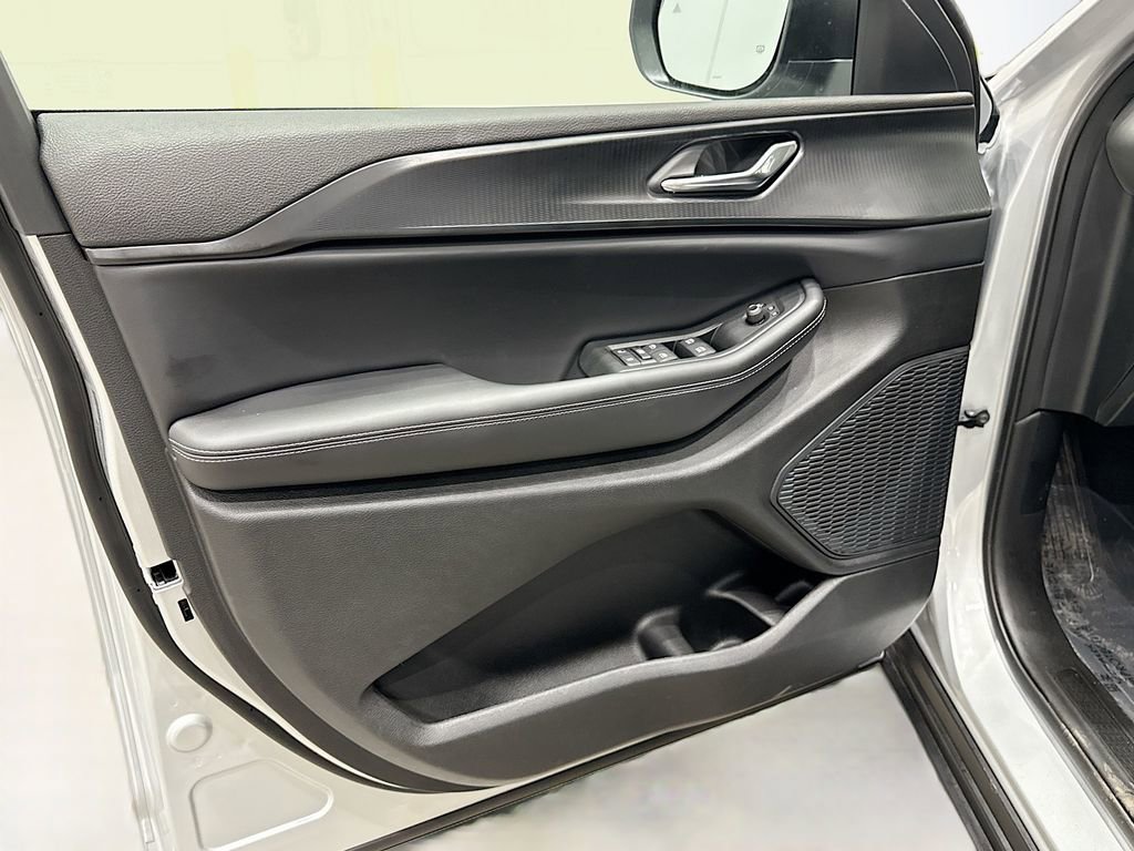 New 2025 Jeep Grand Cherokee L Laredo image 18