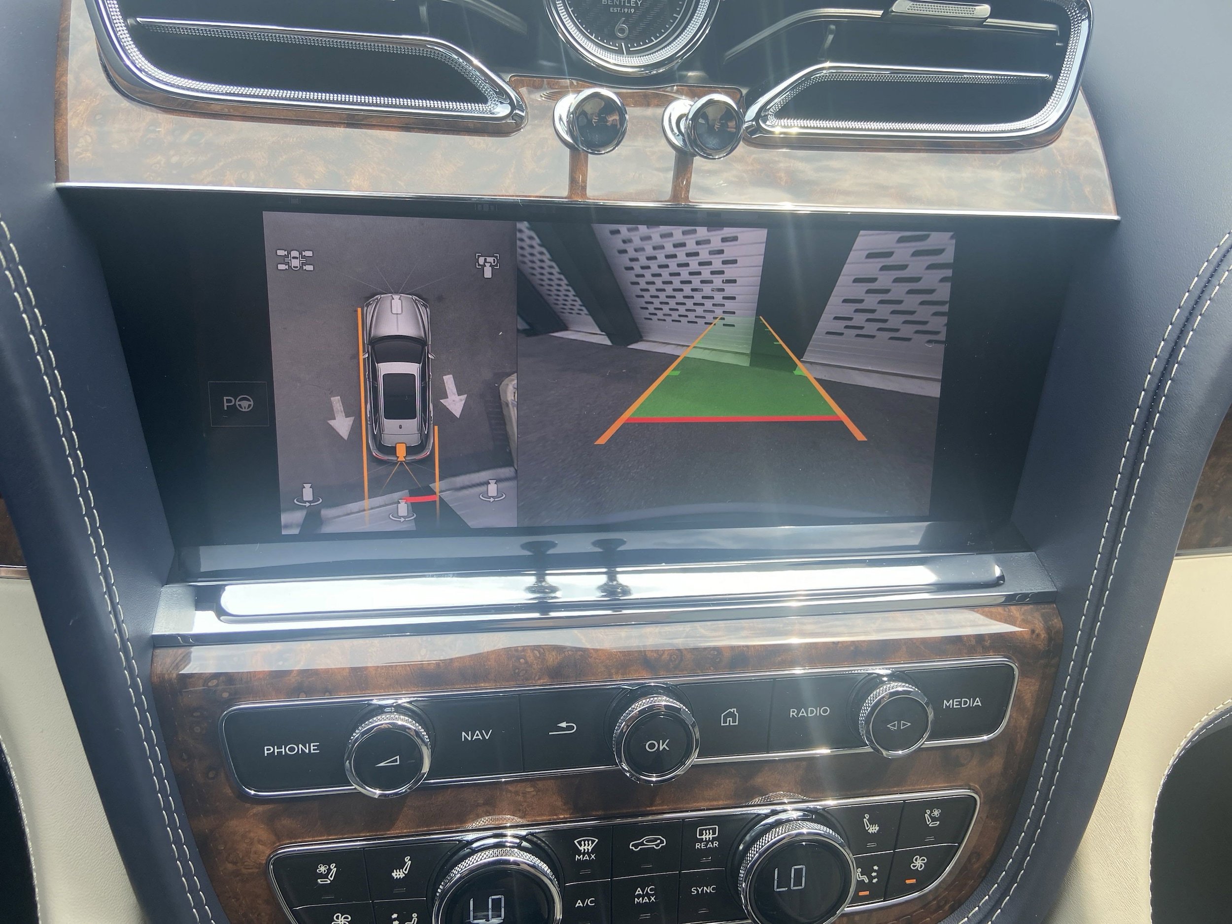 New 2025 Bentley Bentayga Extended Wheelbase image 24